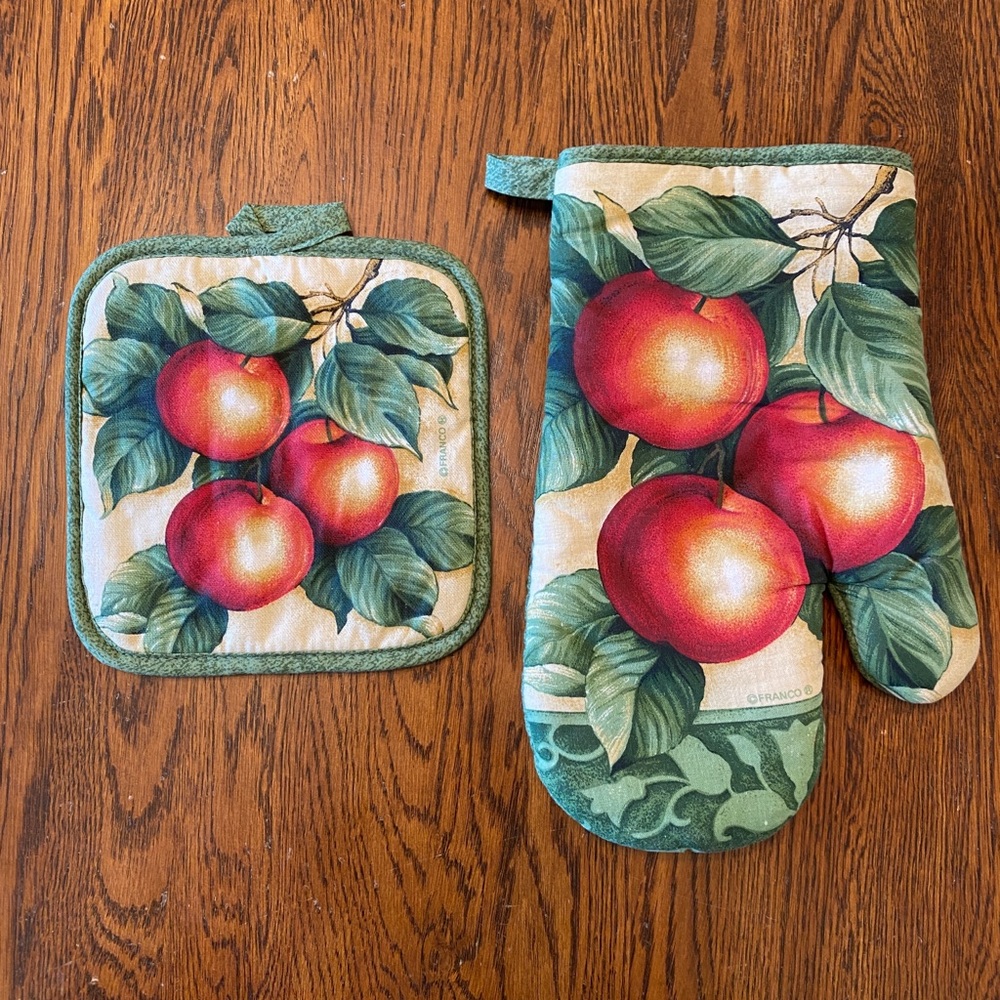 Franco Apples Oven Mitt & Pot Holder Set